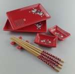 Kit Oriental para comida Japonesa ,  em porcelana e bambu; na cor vermelha . Total Oito peças . Novo sem uso.