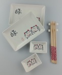 Kit Oriental para comida Japonesa ,  em porcelana e bambu; na cor branca e decoração de gatinho da sorte . Total Oito peças . Novo sem uso .