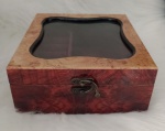Belíssimo Porta joias em madeira , com veludo na parte interna . Medindo : 18 x 18 x 7 cm