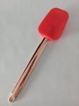 Espátula de Silicone com cabo em inox rose . Medindo : 27 cm .