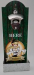 Abridor para garrafas no  estilo vintage . A peça é para ser aplicada na parede; é confeccionada em madeira e metal com figura policromada. Medindo 30 X 12 X 5  cm