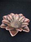 Belíssimo incensário  em formato de flor de lotus , em tom cobreado . Medindo : 10 x 10 x 2 cm.