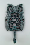Aplique para parede em ferro fundido, com 1 gancho representando Coruja . Medindo : 14x8 cm.