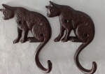 Dois aplique para parede em ferro fundido, representando  GATO , o rabo pode ser usado como gancho . Medindo : 16 x 11 cm.