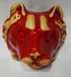 Floreira para parede em cerâmica vitrificada na cor vermelho Málaga com detalhes na cor bege, representando felino. Medindo aproximadamente 13 x 19,5 x 10 cm.