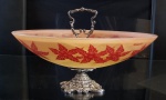 RAVAGNANI - Grande centro de mesa executado em pasta de vidro pelo renomado Mestre Luiz Otávio Ravagnani. Peça de Grande porte retratando decoração floral , com pega central e base espessurado em prata .Linda Peça. Medindo : 22 cm de altura com a pega e 17 cm sem a pega / Largura : 40cm .