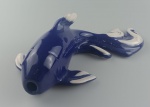 Linda escultura representando peixe, usado como floreira de parede, na cor AZUL COM BRANCO  . Medindo 29 cm de comprimento.