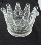 Peça em vidro moldado representando coroa, pode ser usado comop porta velas, enfeite, etc. Medindo 8 cm de altura x 9 cm de diâmetro a base.