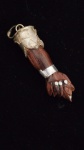 Modernismo Brasileiro - Cultura Afro - Antiga figa baiana em jacarandá e prata baixa ; típica dos anos 50/60 e 70. Medindo 3,5 cm de comprimento .