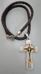 Lindo Pendente em formato de crucifixo cruz , em metal prateado e acabamento em metal dourado e preto . Medida : 5x3cm . Linda peça.