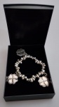 Pulseira em metal prateado, com pingente de trevo 4 folha, com elasticidade.