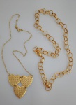 Lote com dois cordões em metal dourado .