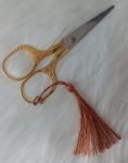 COLECIONISMO - Tesoura colecionável no mais puro estilo vintage, em aço inoxidável com o cabo dourado.Medindo 13 cm de comprimento