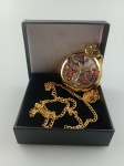 Lindo relógio de bolso vintage em metal dourado e ricamente embelezado com figura em relevo de Borboleta . Acompanha corrente. Funcionando.