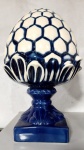 Exuberante pinha com grandes proporções, em cerâmica estilo Santo Antônio do Porto policromada,na cor AZUL COM BRANCO . Medindo 49 cm de altura e a base 16 x 16 cm. A circunferência maior do bojo é de 83 cm. Linda peça. Temos o par no leilão.