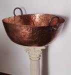 Extraordinário Tacho em cobre com bordas arrematadas por arrebite de ferro e alças em bronze. Med. 40 cm e 105 de diâmetro.