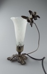 Abajur  De Mesa Com Tulipa Murano  na cor Branca, peça embelezada com figura de querubim Medindo 28 vem de altura.