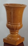 Belissimo Vaso Taça Grega em cerâmica de grande proporção, no tom marrom . Linda peça . Medindo : 36 x 36 x 57 cm . Temos o par no Leilão .