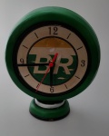 Relógio em resina com alusão Da logomarca da BR . Medindo 25 x 21 cm. Relógio a quarts. No estado.
