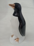 Escultura representando pinguim. Escultura em preto e branco com detalhes à ouro. Medindo 16 cm de altura.