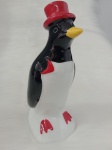 Escultura representando pinguim. Escultura em preto e branco com cartola vermelha . Medindo 16 cm de altura. Obs : Existe outros modelos e tamanhos no leilão .