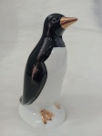 Escultura representando pinguim. Escultura em preto e branco com detalhes à ouro. Medindo 14 cm de altura.Obs : Existe outros modelos e tamanhos no leilão .