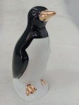 Escultura representando pinguim. Escultura em preto e branco com detalhes à ouro. Medindo 12 cm de altura.Obs : Existe outros modelos e tamanhos no leilão .