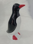 Pinguim em cerâmica nas cores preta e branca, com bico e as patas na cor Vermelha . Medindo 12 cm de altura . Obs : Existe outros modelos e tamanhos no leilão .