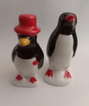 Belo Par de escultura representando Pinguim . Medindo : 9 cm .