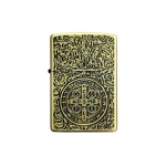 COLECIONISMO - Isqueiro recarregável em metal dourado envelhecido com design da medalha de São Bento em relevo. Medindo 5,5 x 3,2 x 1,3 cm.