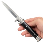 Canivete em aço inoxidável com cabo na cor preta e trava de segurança, Comprimento 22,5 cm.