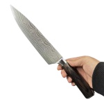 Faca profissional de chef de cozinha, medindo 33,5cm com lâmina de 20,5cm, aço inoxidável e cabo de madeira.