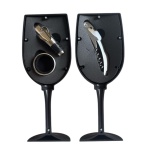 Este kit abridor de vinho com estojo  em formato de taça de vinho, contém 3 peças: um canivete saca-rolhas com corta lacres, um aerador para realçar os aromas e sabores do vinho, e um anel salva-gotas, que evita respingos e mantém a garrafa sempre impecável. Feito com materiais de alta qualidade, como plástico ABS, aço inox e silicone, o kit tem dimensões de 9,3 cm x 9,3 cm x 24 cm.