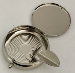 Cinzeiro individual portátil em metal, medindo 4,5 cm de diâmetro. Novo!!!!