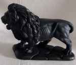 Escultura em resina representando leão na cor preta, com perfeição nos detalhes. Medindo Comprimento: 22.5 cm, Largura: 10.5 cm e Altura: 18 cm