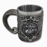 Caneca maçônica com alça, esquadro e compasso em relevo, confeccionado em resina e copo interno em alumínio. Material resistente com excelente acabamento, rico em detalhes, produzido de modo semi artesanal, com pintura realizada a mão. Medidas: 14 cm x 9 cm x 11 cm. Capacidade: 400 ml.