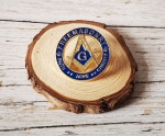 Lindo broche em metal, representando símbolos maçônicos, nas cores dourado e azul. Medindo 3,2 cm de diâmetro. Fechamento de tarraxa.