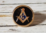Lindo broche em metal dourado, representando símbolos maçônicos, nas cores preto, azul e dourado. Medindo 1,4 cm de diâmetro. Fechamento de tarraxa.