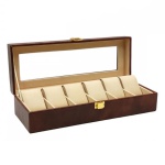 Caixa com capacidade para 6 relógios, em couro sintético na cor marrom e madeira mdf. Medindo: 11 cm x 31 cm x 7,5 cm. Peso de aproximadamente 600 gramas.