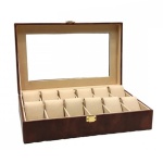 Caixa com capacidade para 12 relógios, em couro sintético na cor marrom e madeira mdf. Medindo: 20 cm x 32 cm x 8 cm. Peso de aproximadamente 1kg.