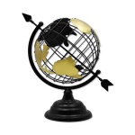Enfeite de mesa em metal representando globo terrestre. Dimensões: 26.50 cm x 29,50 cm x 18,50 cm.