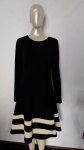 EMERY ROSE - Belissimo vestido de manga longa na cor preto , com rido detalhe na bainha . Tamanho : XL