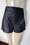 Short em courino , na cor preto . Tamanho : P . Nunca usado .