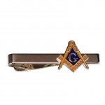 Prendedor de gravata na cor dourado em metal com símbolos da maçonaria representando compasso e esquadro. Tamanho do Clipe: 5 cm x 1 cm. Tamanho do Logotipo: 2 cm x 1,9 cm.