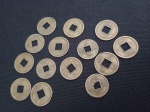 COLECIONISMO - Quinze moedas orientais, na cor bronze . Medindo : 1cm .