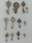 COLECIONISMO - Doze chaves colecionáveis, em metal dourado. Medindo a maior 5,5 cm de comprimento .