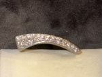 Belo anel em ouro branco, trabalho fosqueado,  com rico detalhe de diamantes; design sinuoso. Peso 7,4 g Aro 19,5.