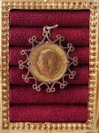 JOIA - NUMISMÁTICA -  DUCADO AUSTRÍACO- Antigo pingente em ouro 22k com moeda ao centro envolto por corrente também em ouro 18 kt. Peso: 6,3 g