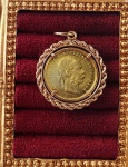 JOIA - Numismática - Colecionismo - Pingente em ouro maciço 18 Kt. confeccionado com moeda de Libra Esterlina datada de 1915 decorada em relevo com efige do Rei George V . Peso 7,3 g