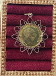 JOIA - NUMISMÁTICA - DUCATO AUSTRÍACO - Belissima moeda em OURO 22 kt com esfinge do imperador austríaco Francisco José I,  no inverso Brasão do Império Austro Húngaro. A moeda esta encastoada em moldura em OURO 18K. Peso 4,8 g